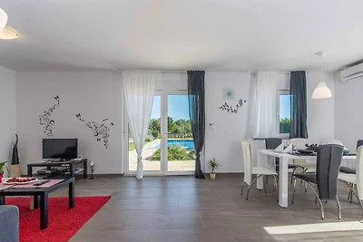 Villa mit Pool und Garten