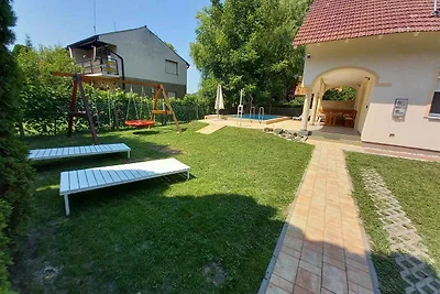 Ferienhaus mit Pool und Gartendusche