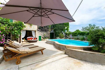 Villa mit Schwimmbad und Klimaanlage
