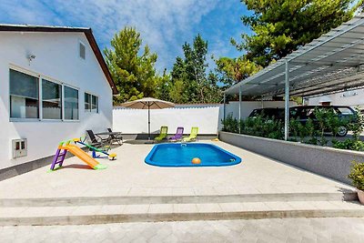 Ferienhaus mit Pool und Grill