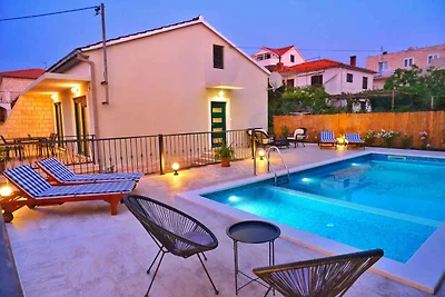 Ferienhaus mit Pool und Klimaanlage
