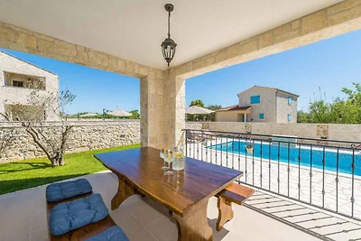 Ferienhaus mit Pool und Klimaanlage