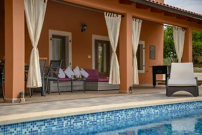 Villa mit Pool und Klimaanlage