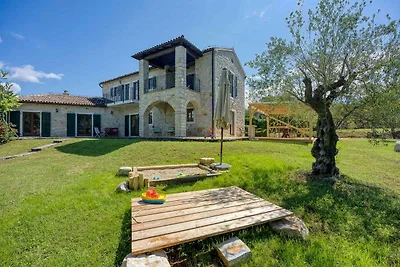 Villa mit Pool und Garten