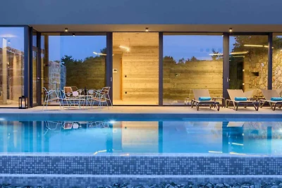 Villa mit Innen- und Aussenpool