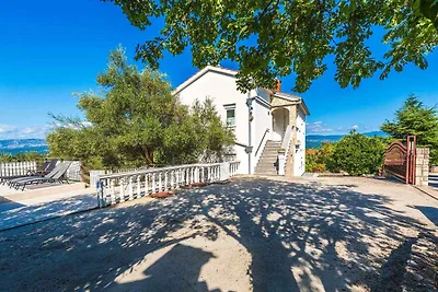 Ferienhaus mit Pool und Grill
