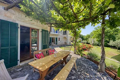 Villa mit Pool und Garten