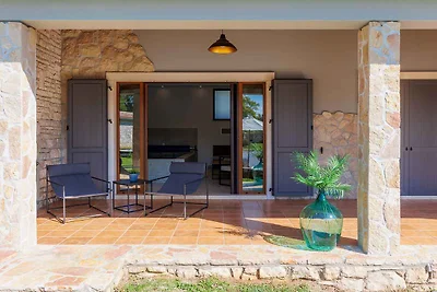 Villa mit Swimmingpool, Sauna und Innenpool