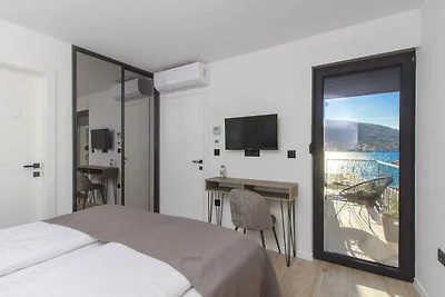 Ferienhaus mit Pool und Meerblick