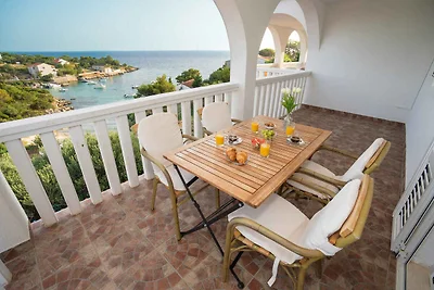 Ferienwohnung mit Pool und Meerausblick