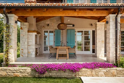 Villa mit Pool und gepflegtem Garten