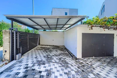 Charmante Villa Drago mit Gartenblick in Rogo