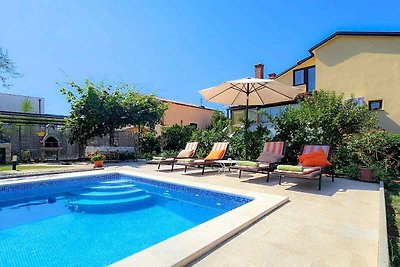 Ferienhaus mit Pool und Garten