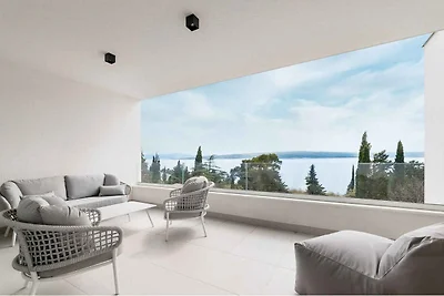 Villa mit Swimmingpool und Meerblick