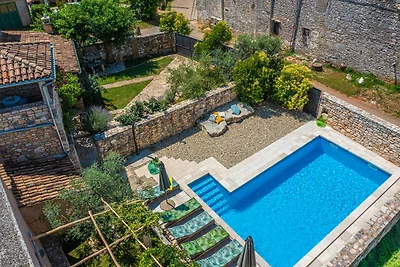 Villa mit Swimmingpool, Taverne und