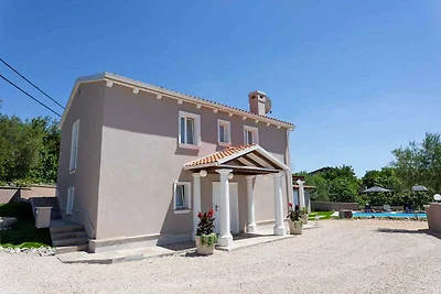 Villa mit Pool und Garten