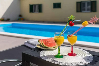 Ferienhaus mit Pool und Grill