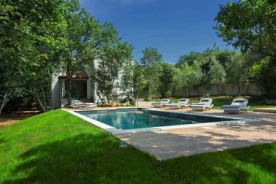 Villa mit Pool in ruhiger Lage