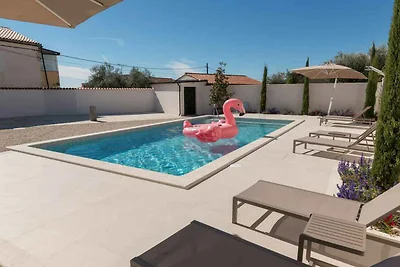 Villa mit Swimmingpool und Grill