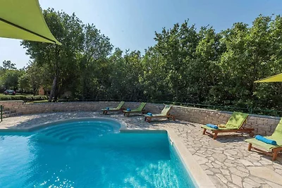 Villa mit Gemeinschaftspool und Garten