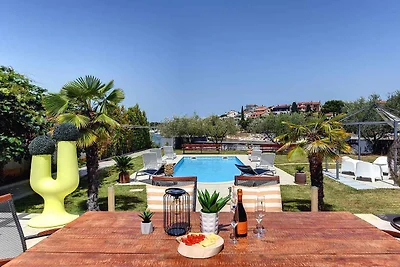 Ferienhaus mit Pool und Grill, am Meer