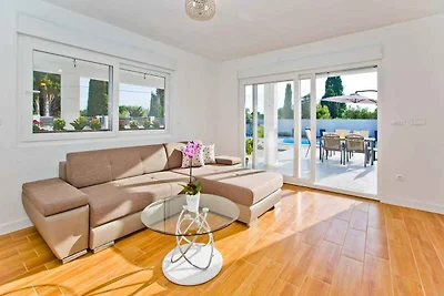 Villa mit Pool und Klimaanlage