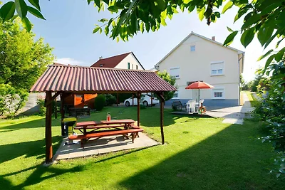 Ferienhaus mit Terasse und Garten