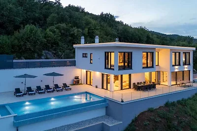 Villa mit Infinity-Pool und Sauna