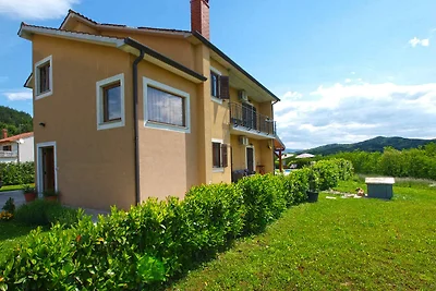 Villa mit Swimmingpool und Spielfeld