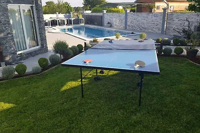 Villa mit Pool, gemütlichen Terrassen und