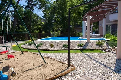 Ferienhaus mit Pool und Whirlpool nur 100 m v