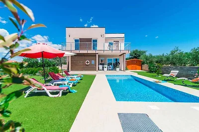 Villa mit Swimmingpool und gepflegtem Garten