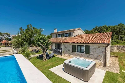 Villa mit Pool und Whirpool