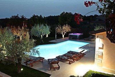 Villa mit Pool und Whirlpool