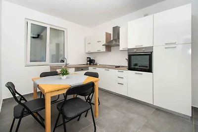 Ferienwohnung mit Balkon, Terrasse und Grill