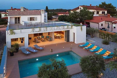 Villa mit Swimmingpool und Meerblick