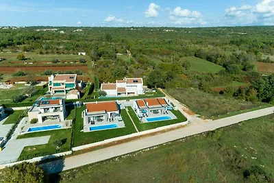 Villa mit Pool und Whirlpool