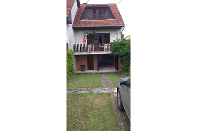 Ferienhaus mit Balkon und Gartenmöbel