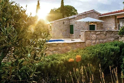 Ferienhaus mit Pool und Grill