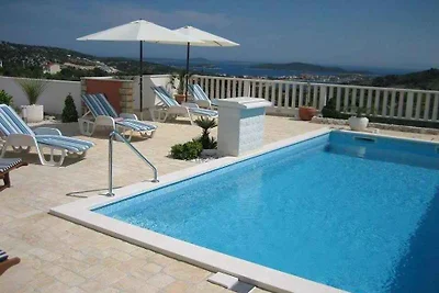 Villa mit Klimaanlage, Terrasse und