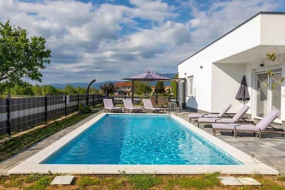 Villa mit Aussenpool und Whirlpool