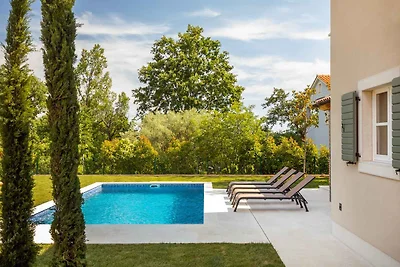 Villa mit Pool und Garten