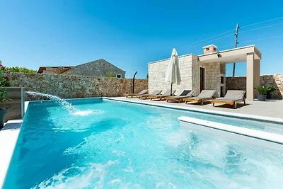 Schöne Villa mit privatem beheiztem Pool, Sau