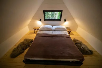 Hütte mit Kamin und Aussenkamin mit Grill