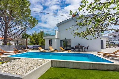 Ferienhaus mit Pool und Klimaanlage