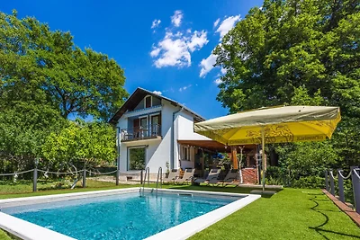 Ferienhaus mit Pool und Grill