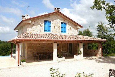 Villa mit Swimmingpool in ruhiger Umgebung