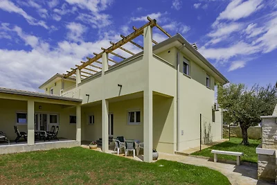 Ferienwohnung mit Garten und Klimaanlage