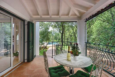 Villa mit Pool in ruhiger Lage