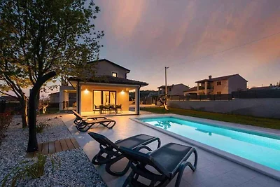 Ferienhaus mit Pool und schöner überdachter
